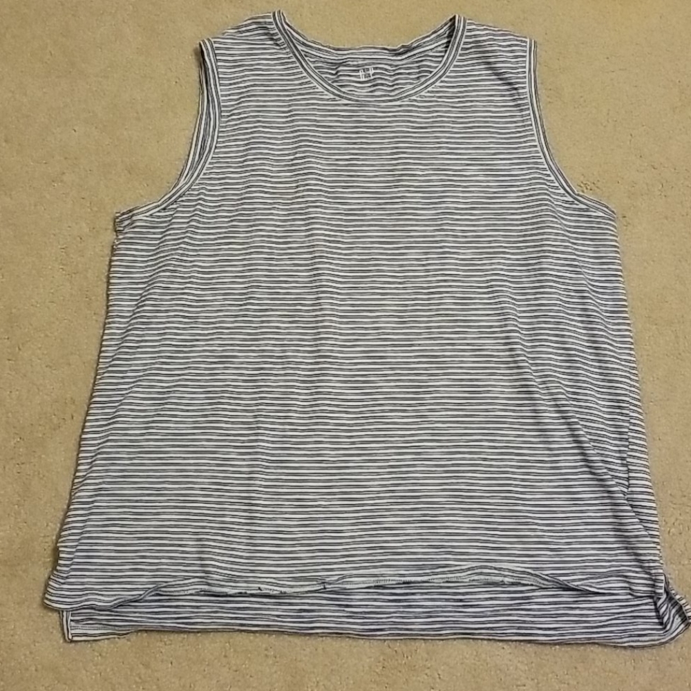 Gap sleeveless easy tee